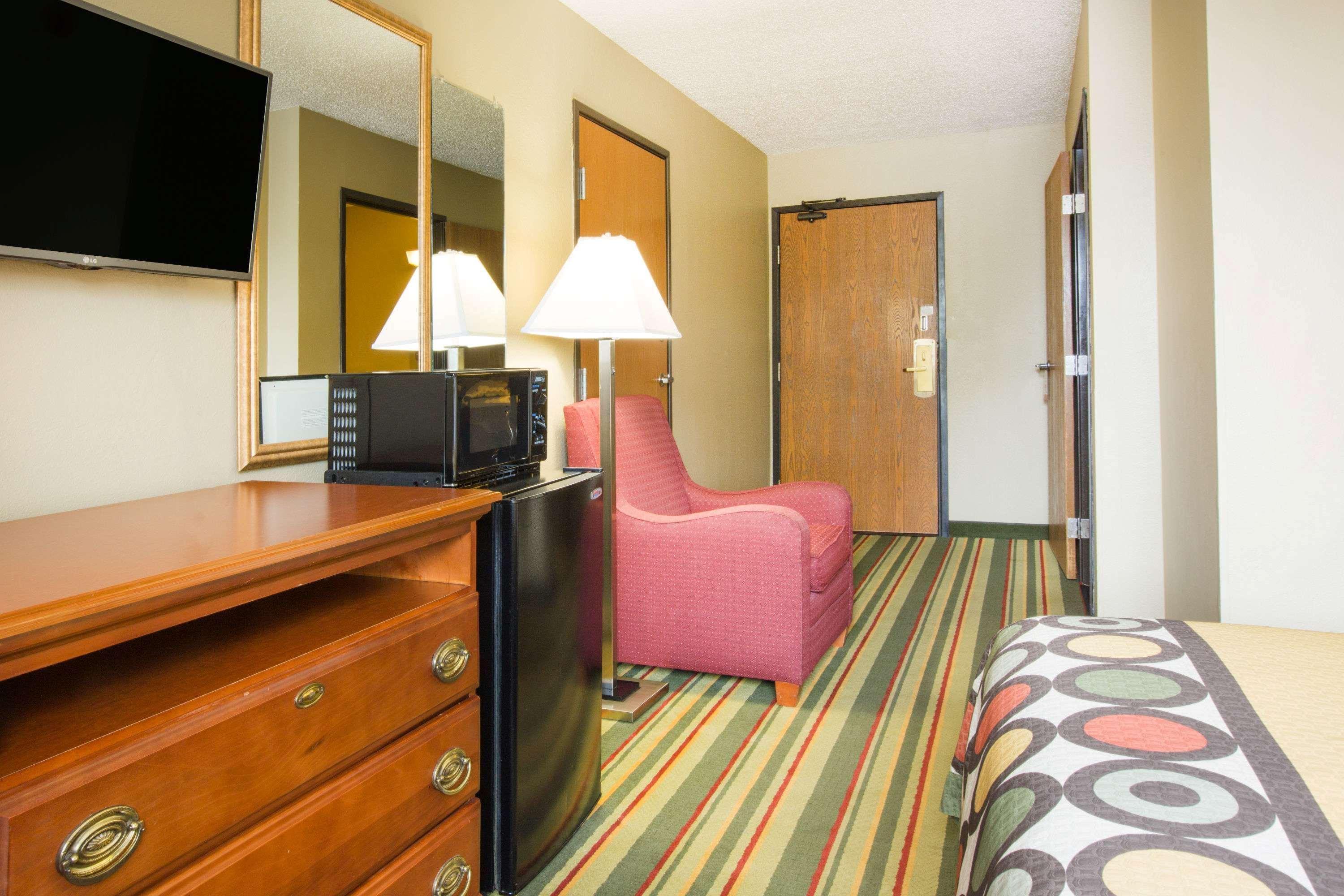 Hotel Super 8 By Wyndham Beckley Exterior foto